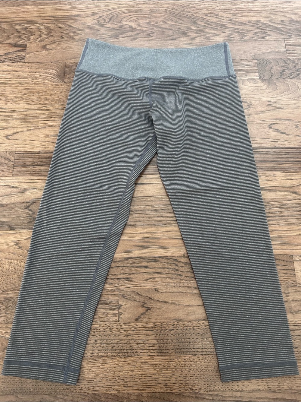 Vuori Crop Leggings - Size M